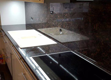 Küchenrückwände bieten Spritzschutz in der Küche