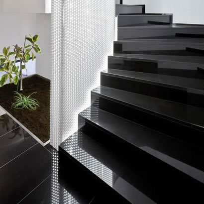 Treppenstufen für den Innen- und Außenbereich aus absolut schwarzem Granit